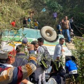 One dies and fourteen injured in bus accident