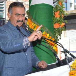 Chief Minister accorded rousing welcome on reaching Hamirpur