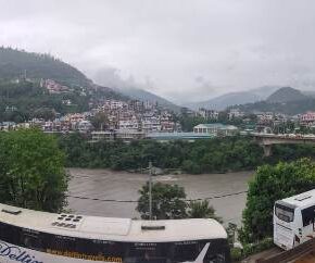 Thousands stranded on Mandi- Kullu ( Manali) national highway due to landslides