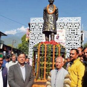 BJP stalwart Shanta Kumar unveils Jawaharlal Nehru’s statue, donates Rs one lakh for it