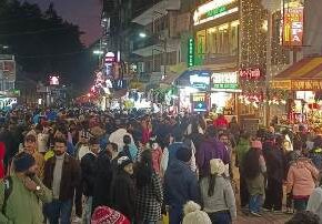 Thousands throng tourist towns in Himachal to celebrate Christmas