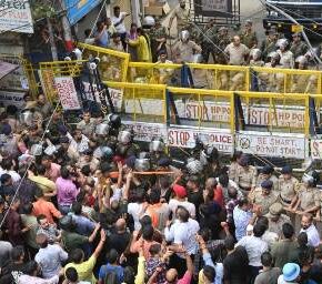 Protesters marching towards mosque stopped by police in Mandi